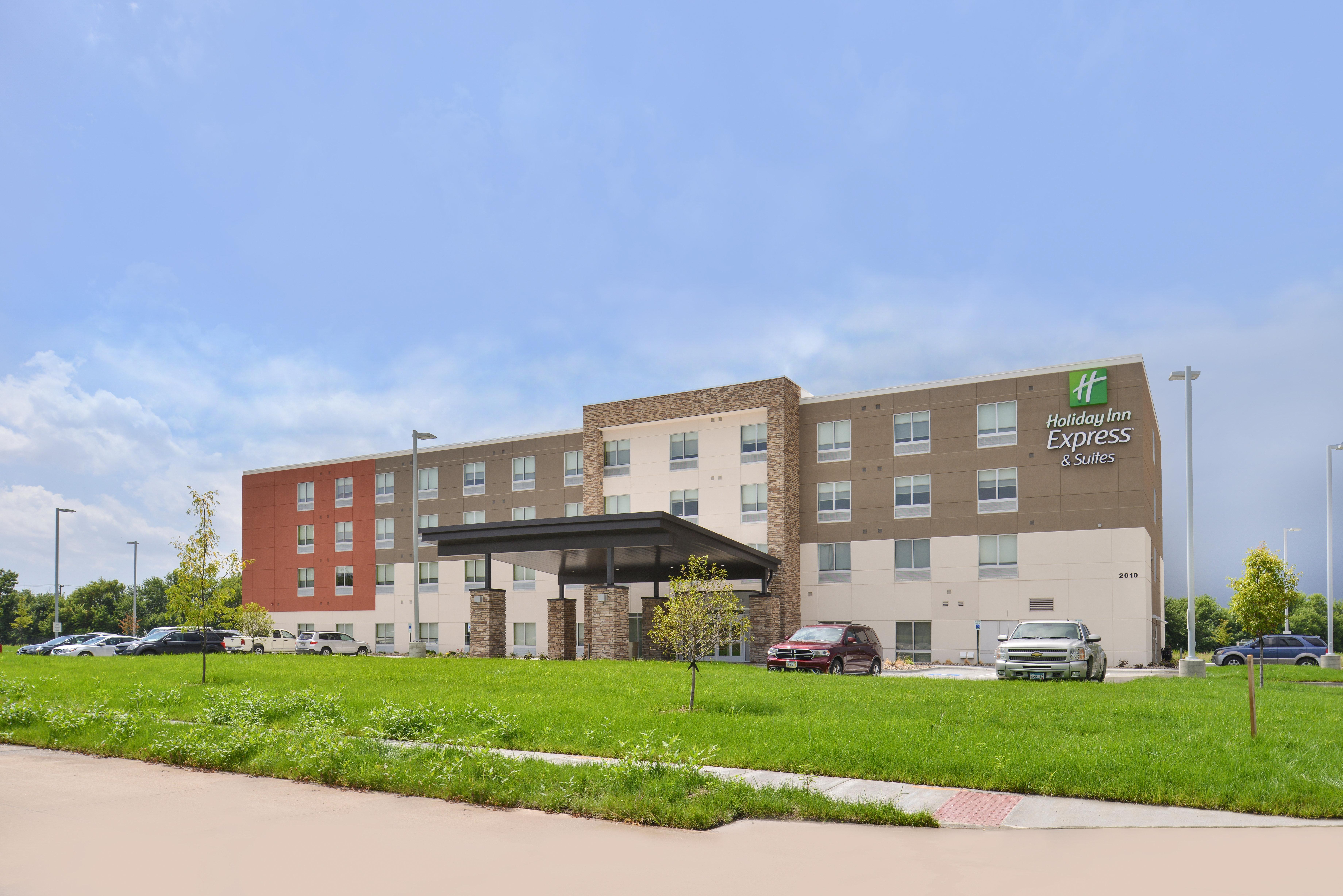 Holiday Inn Express & Suites Omaha Airport By Ihg Carter Lake Exteriör bild